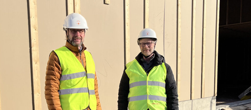 Kuvassa vasemmalta oikealle Tyrnävän Kehitys Oy:n toimitusjohtaja Lasse Lyijynen ja yrittäjä Jari Matinolli työmaakäynnillä valmistumassa olevan Business Park Tyrnävän edessä.