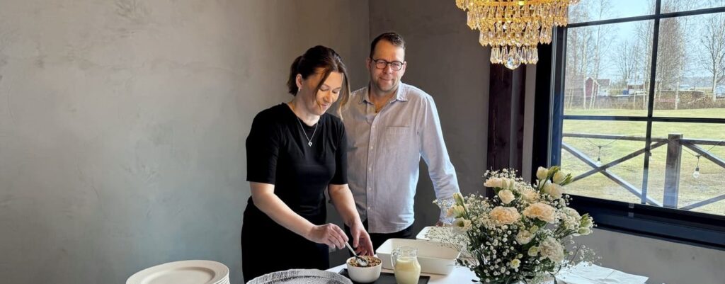 Juhlavilla on Mari ja Janne Ojalan perheyritys. Kaikki lähti tarpeesta keksiä Jannen 50-vuotisjuhlille pitopaikka.